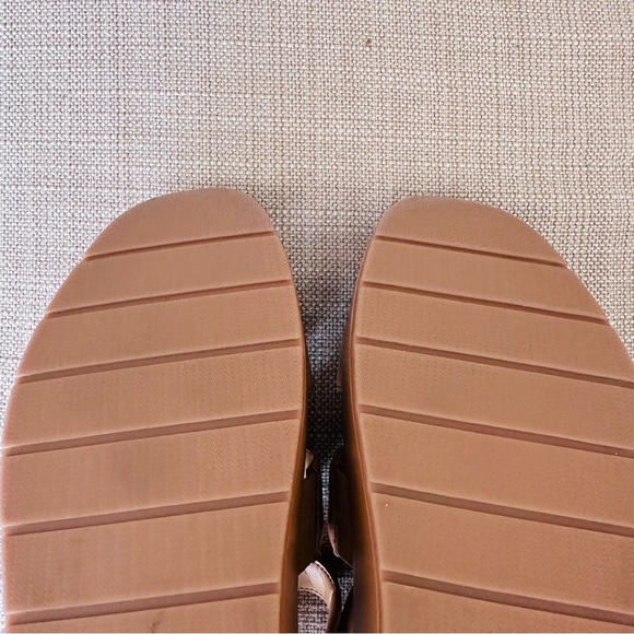 Like New VIONIC DELANO PLATFORM WEDGE SANDAL - Picture 8 of 11